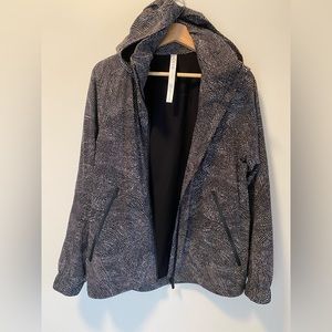 Lululemon rain jacket (2017) size 10. Amazing used condition.